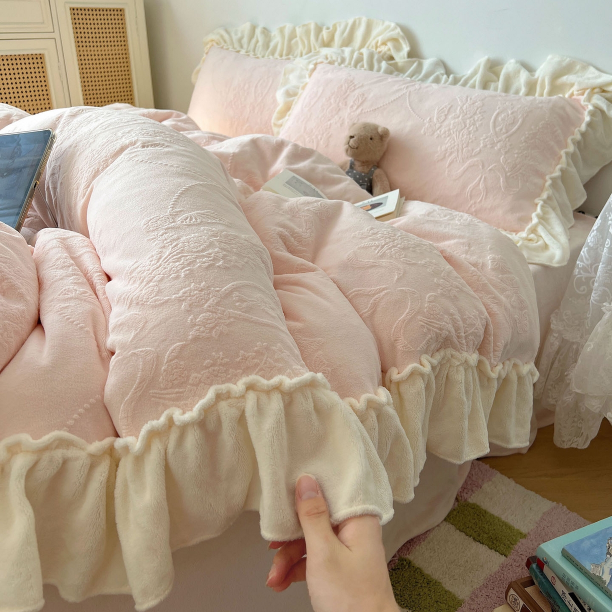 六巷胡同 2025新款法式立体雕花南法庄园A类210g全消光牛奶绒四件套 南法庄园-粉