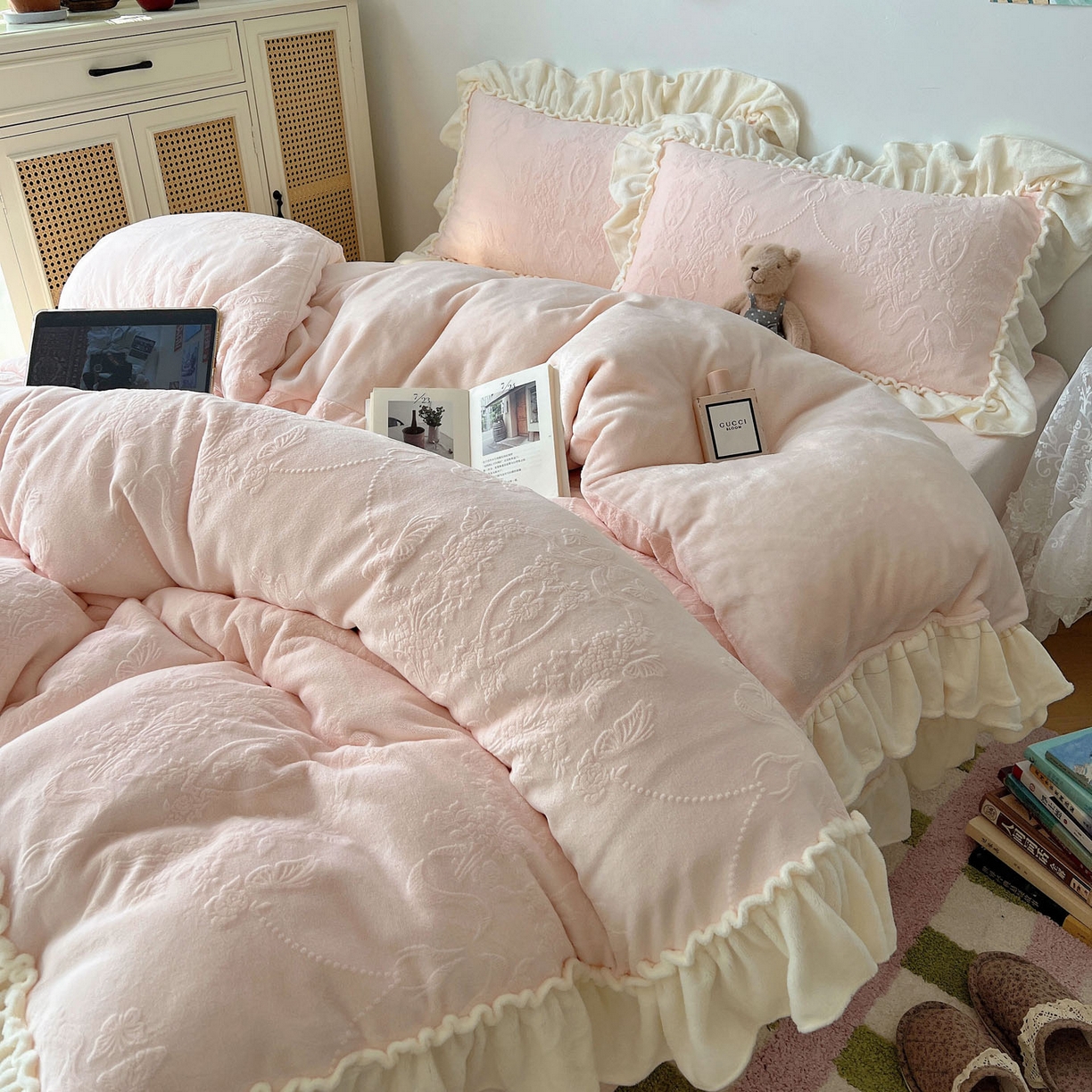 91家纺网 家纺一手货源 找家纺 六巷胡同 2025新款法式立体雕花南法庄园A类210g全消光牛奶绒四件套 南法庄园-粉