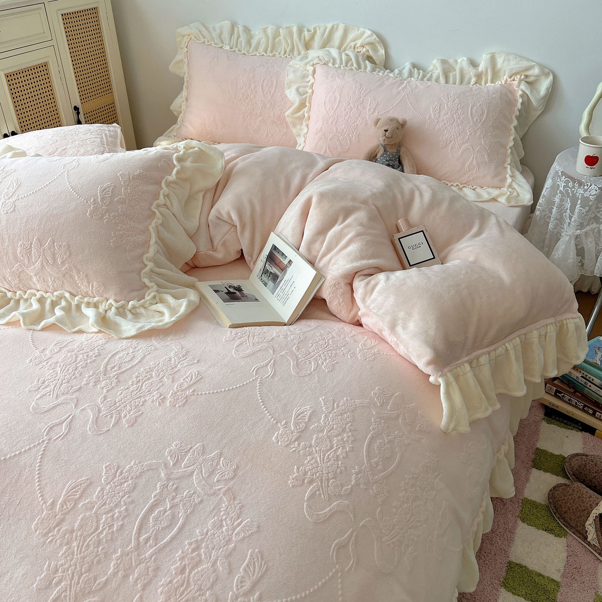 91家纺网 家纺一手货源 找家纺 六巷胡同 2025新款法式立体雕花南法庄园A类210g全消光牛奶绒四件套 南法庄园-粉