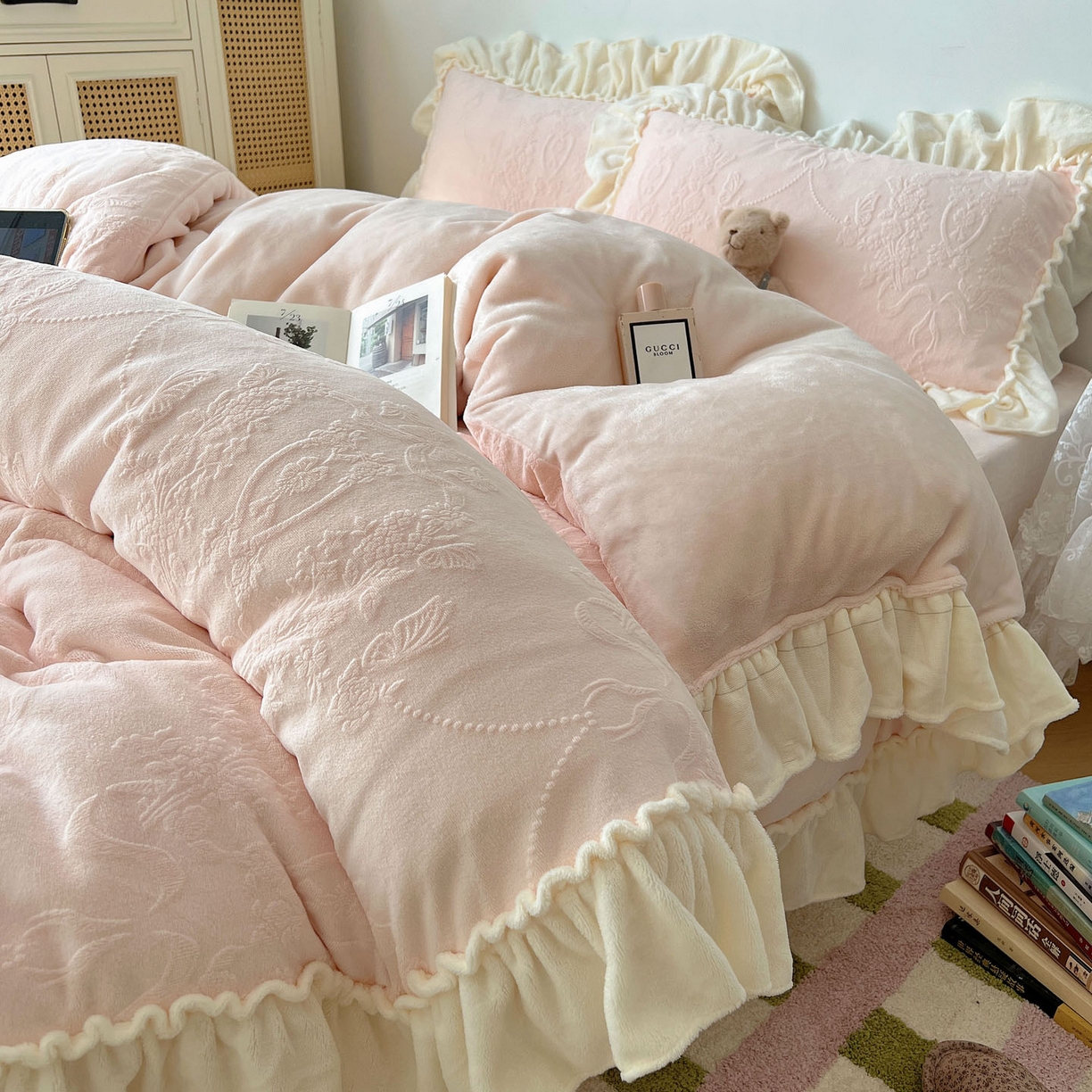 91家纺网 家纺一手货源 找家纺 六巷胡同 2025新款法式立体雕花南法庄园A类210g全消光牛奶绒四件套 南法庄园-粉