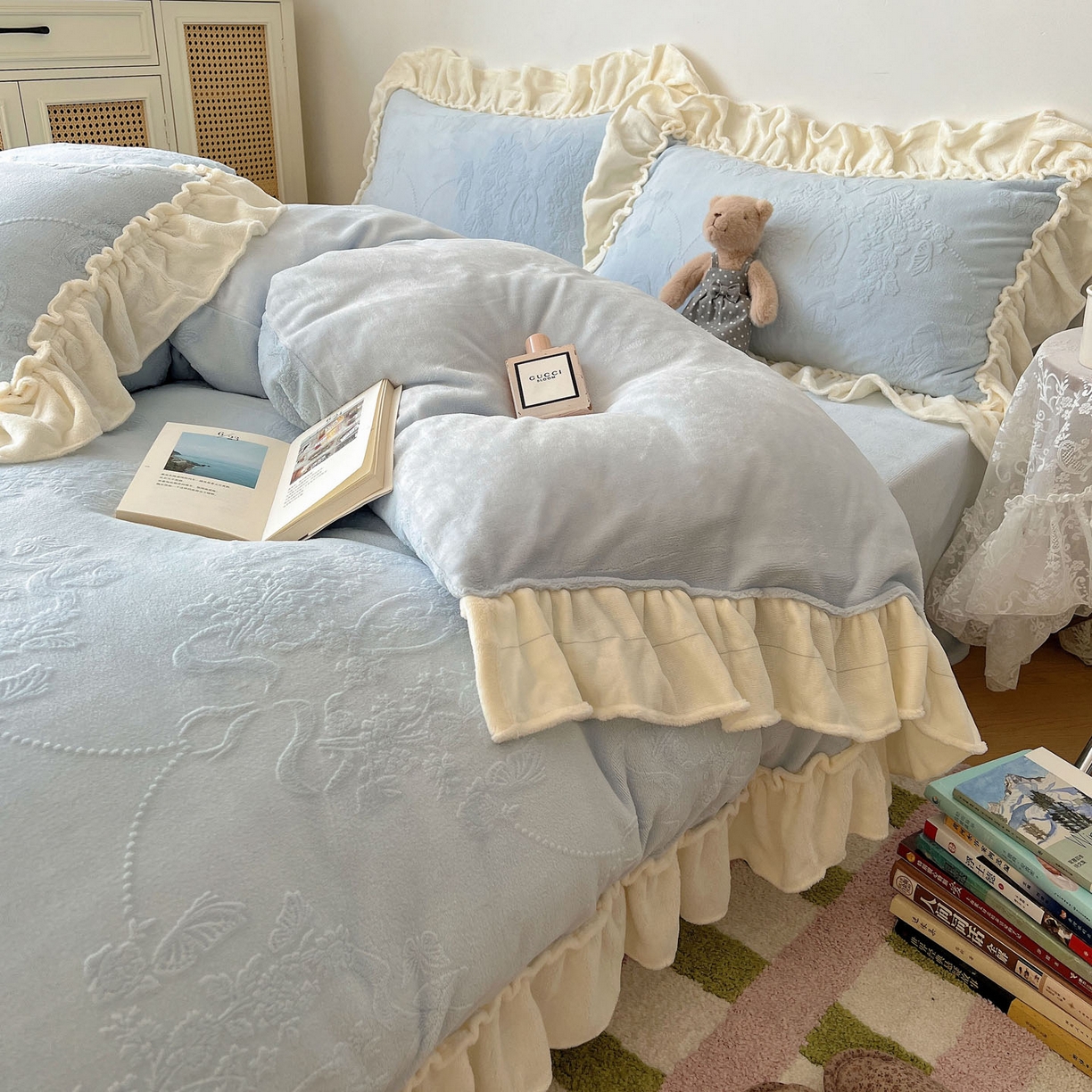 91家纺网 家纺一手货源 找家纺 六巷胡同 2025新款法式立体雕花南法庄园A类210g全消光牛奶绒四件套 南法庄园-蓝