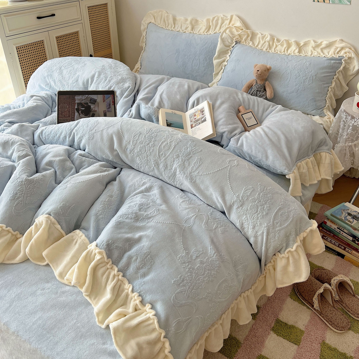 91家纺网 家纺一手货源 找家纺 六巷胡同 2025新款法式立体雕花南法庄园A类210g全消光牛奶绒四件套 南法庄园-蓝