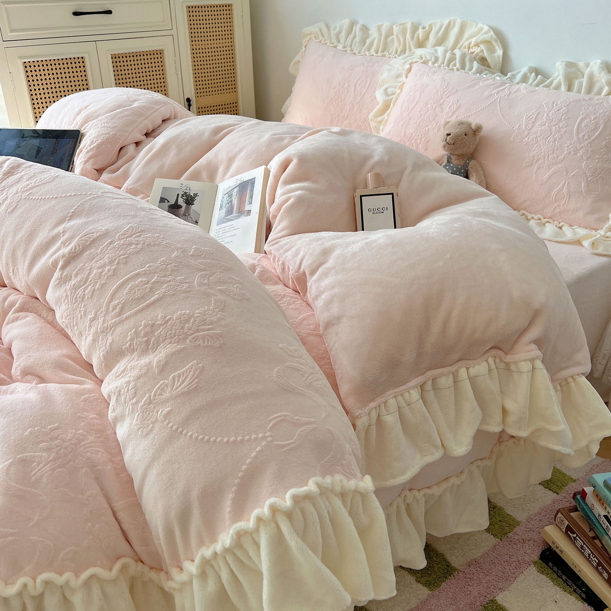 91家纺网 家纺一手货源 找家纺 六巷胡同 2025新款法式立体雕花南法庄园A类210g全消光牛奶绒四件套 南法庄园-粉