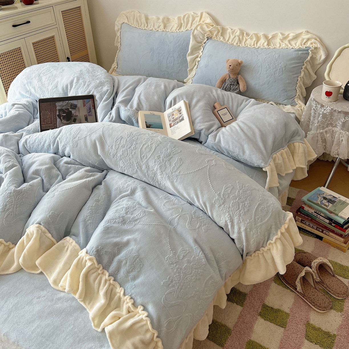 91家纺网 家纺一手货源 找家纺 六巷胡同 2025新款法式立体雕花南法庄园A类210g全消光牛奶绒四件套 南法庄园-蓝