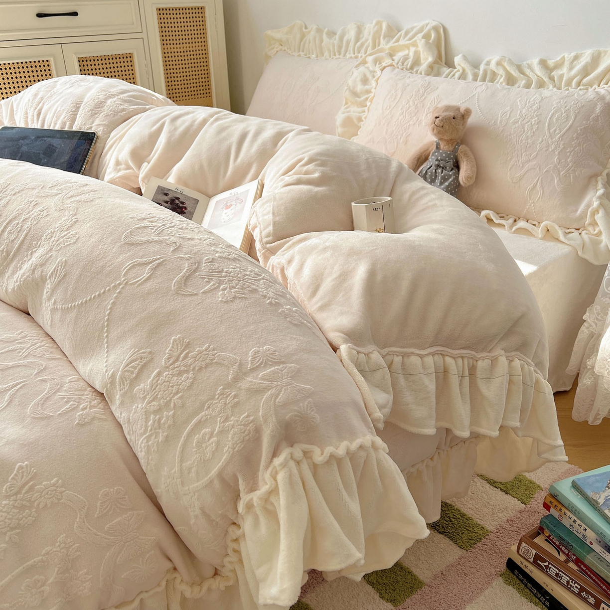 91家纺网 家纺一手货源 找家纺 六巷胡同 2025新款法式立体雕花南法庄园A类210g全消光牛奶绒四件套 南法庄园-白