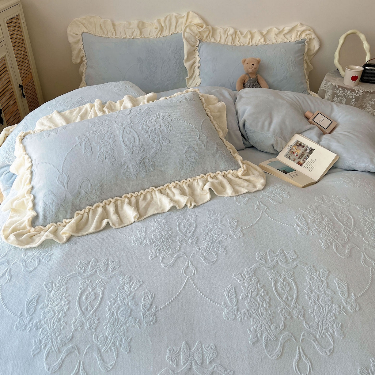 91家纺网 家纺一手货源 找家纺 六巷胡同 2025新款法式立体雕花南法庄园A类210g全消光牛奶绒四件套 南法庄园-蓝