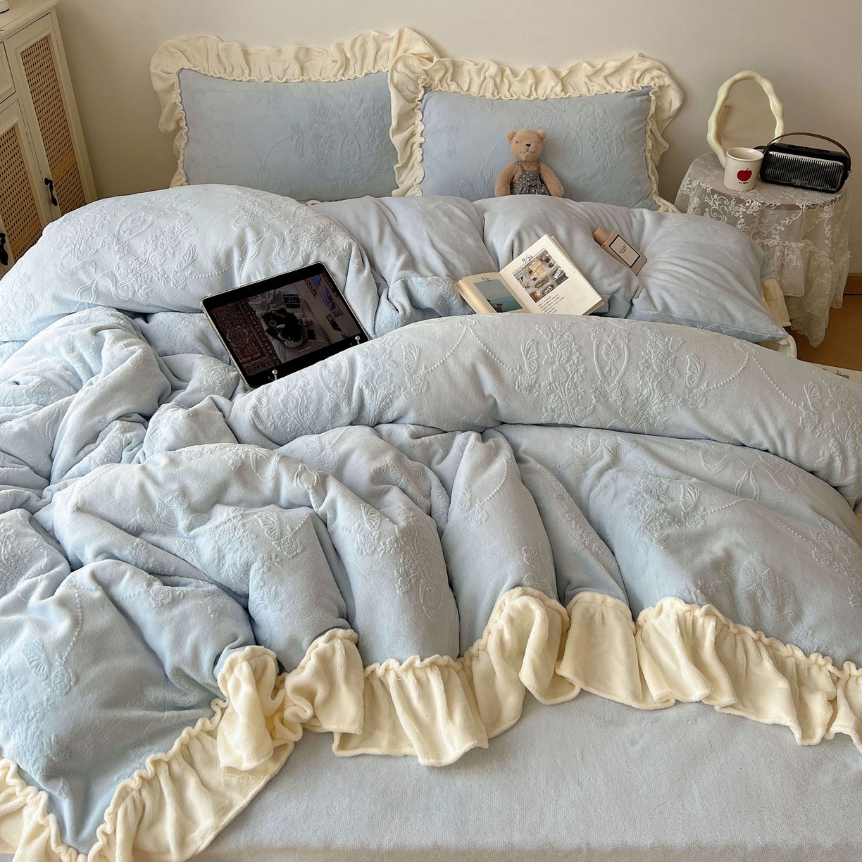 91家纺网 家纺一手货源 找家纺 六巷胡同 2025新款法式立体雕花南法庄园A类210g全消光牛奶绒四件套 南法庄园-蓝