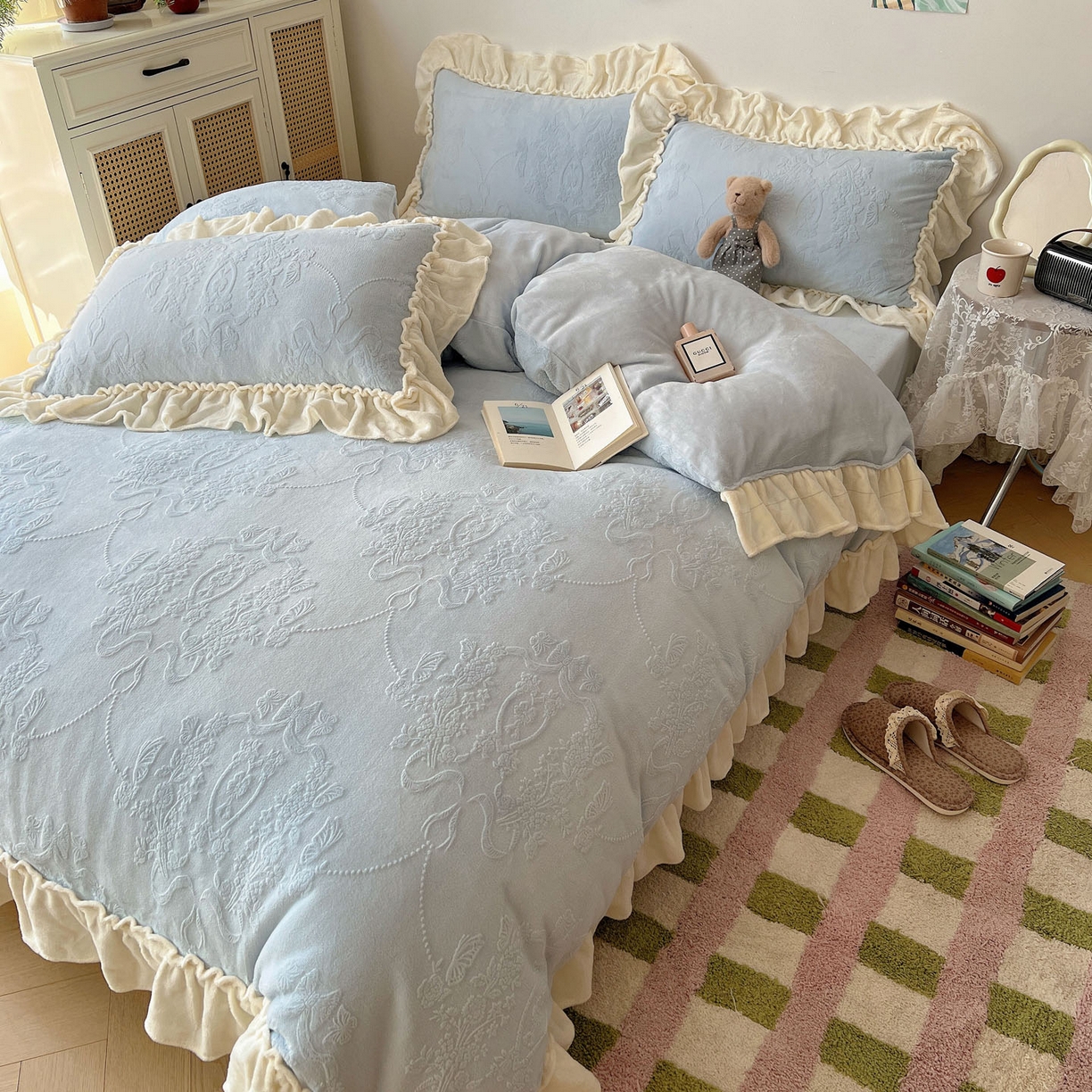 91家纺网 家纺一手货源 找家纺 六巷胡同 2025新款法式立体雕花南法庄园A类210g全消光牛奶绒四件套 南法庄园-蓝