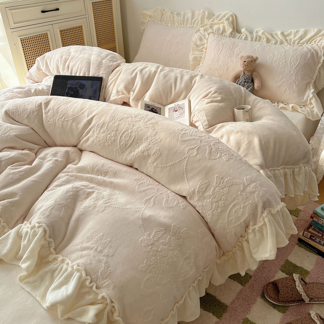 91家纺网 家纺一手货源 找家纺 六巷胡同 2025新款法式立体雕花南法庄园A类210g全消光牛奶绒四件套 南法庄园-白