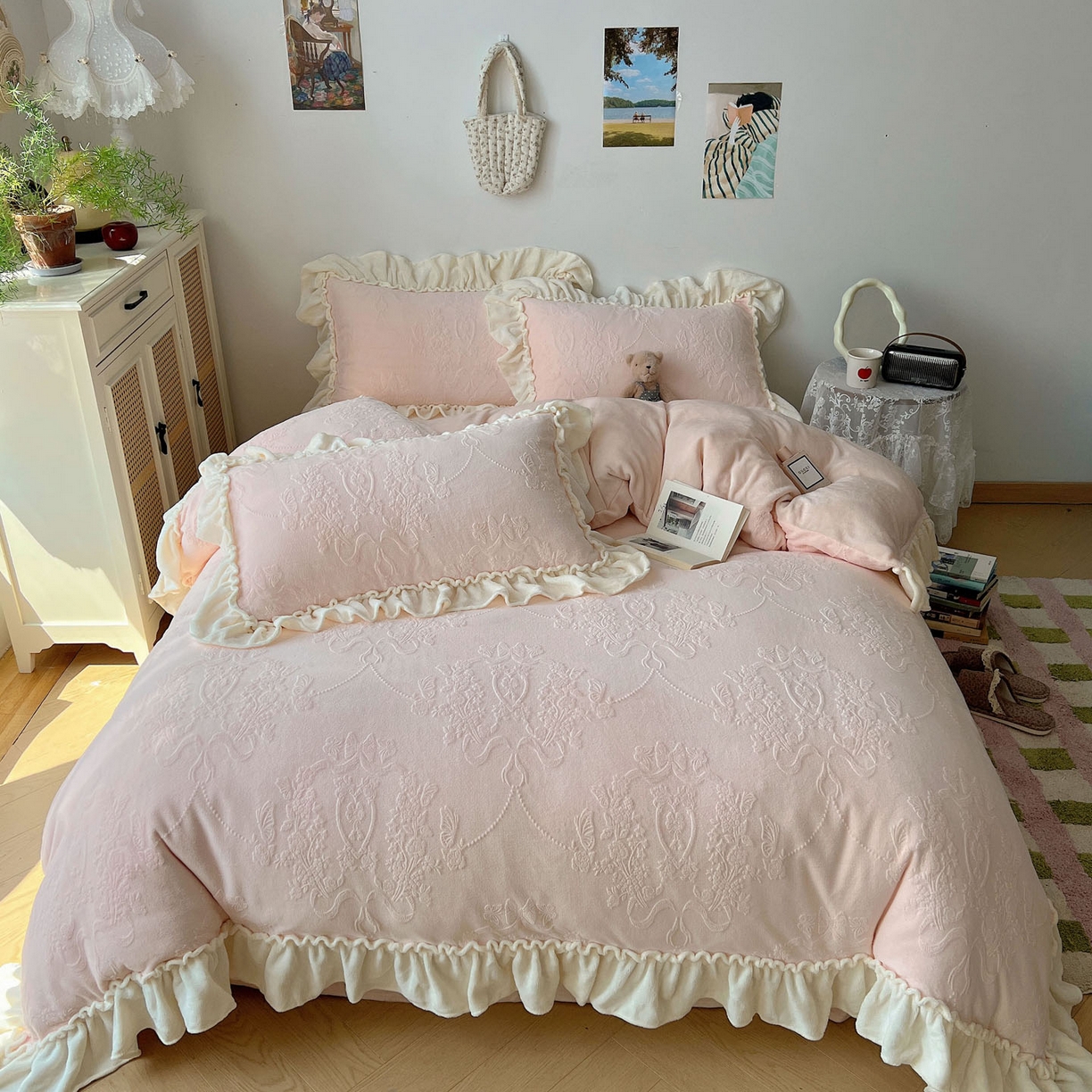 91家纺网 家纺一手货源 找家纺 六巷胡同 2025新款法式立体雕花南法庄园A类210g全消光牛奶绒四件套 南法庄园-粉