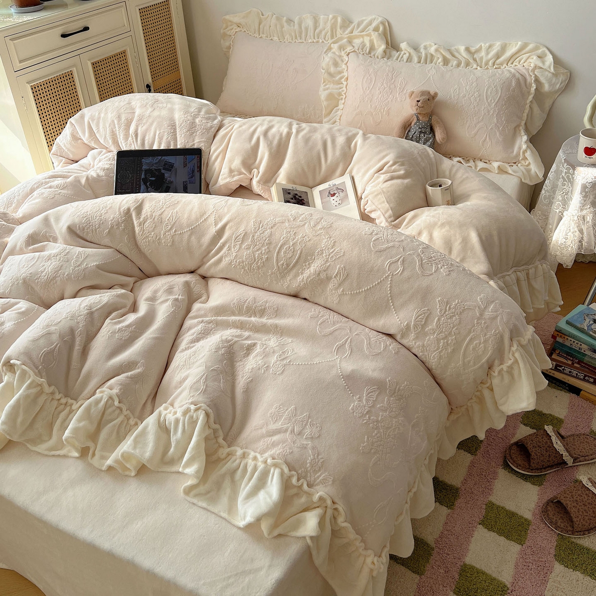 91家纺网 家纺一手货源 找家纺 六巷胡同 2025新款法式立体雕花南法庄园A类210g全消光牛奶绒四件套 南法庄园-白