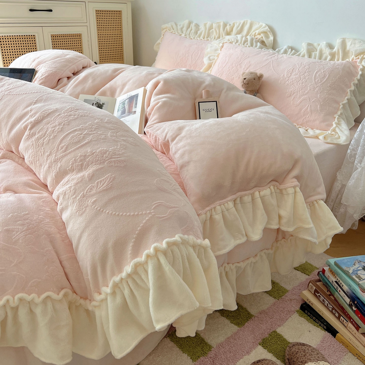 91家纺网 家纺一手货源 找家纺 六巷胡同 2025新款法式立体雕花南法庄园A类210g全消光牛奶绒四件套 南法庄园-粉