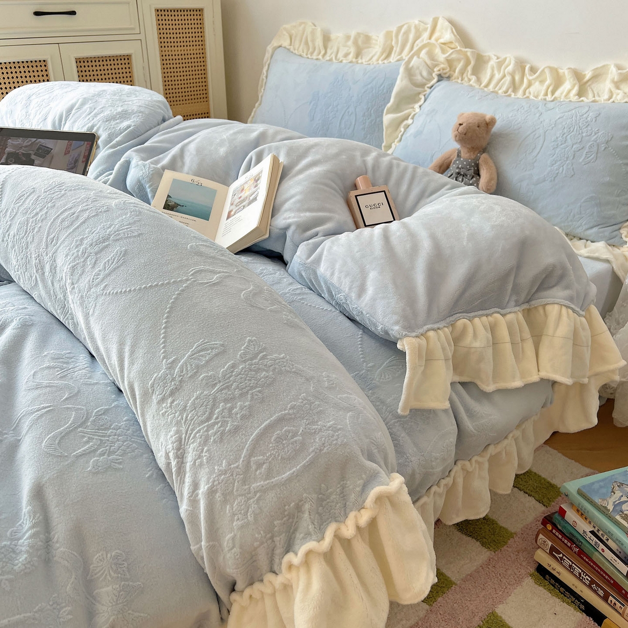 91家纺网 家纺一手货源 找家纺 六巷胡同 2025新款法式立体雕花南法庄园A类210g全消光牛奶绒四件套 南法庄园-蓝