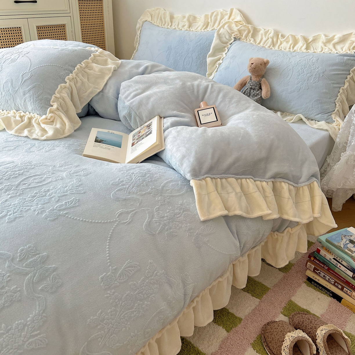 91家纺网 家纺一手货源 找家纺 六巷胡同 2025新款法式立体雕花南法庄园A类210g全消光牛奶绒四件套 南法庄园-蓝