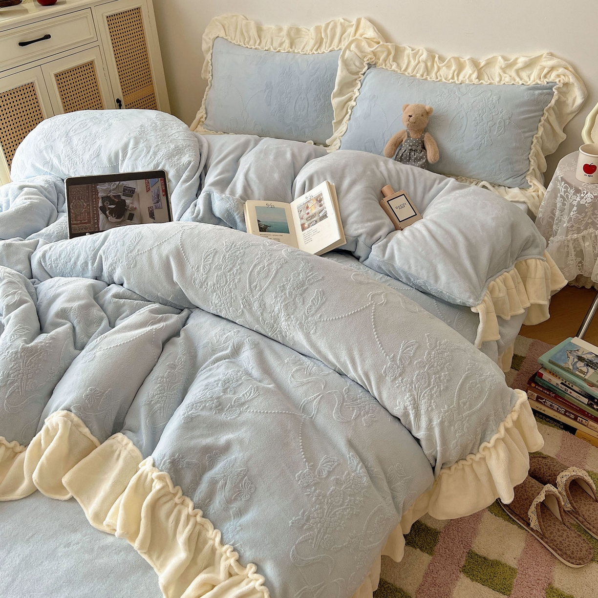 91家纺网 家纺一手货源 找家纺 六巷胡同 2025新款法式立体雕花南法庄园A类210g全消光牛奶绒四件套 南法庄园-蓝