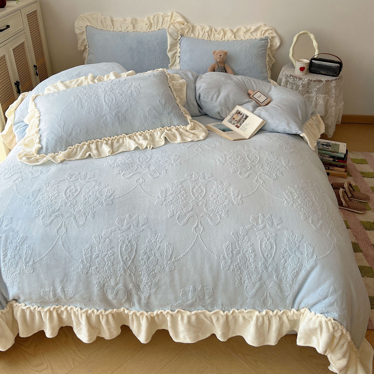 91家纺网 家纺一手货源 找家纺 六巷胡同 2025新款法式立体雕花南法庄园A类210g全消光牛奶绒四件套 南法庄园-蓝