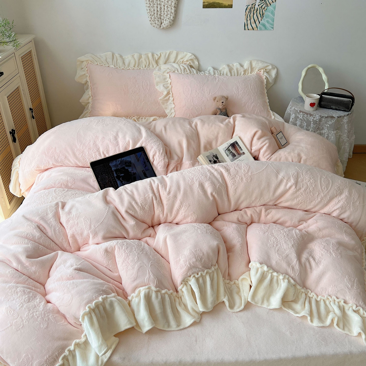 91家纺网 家纺一手货源 找家纺 六巷胡同 2025新款法式立体雕花南法庄园A类210g全消光牛奶绒四件套 南法庄园-粉