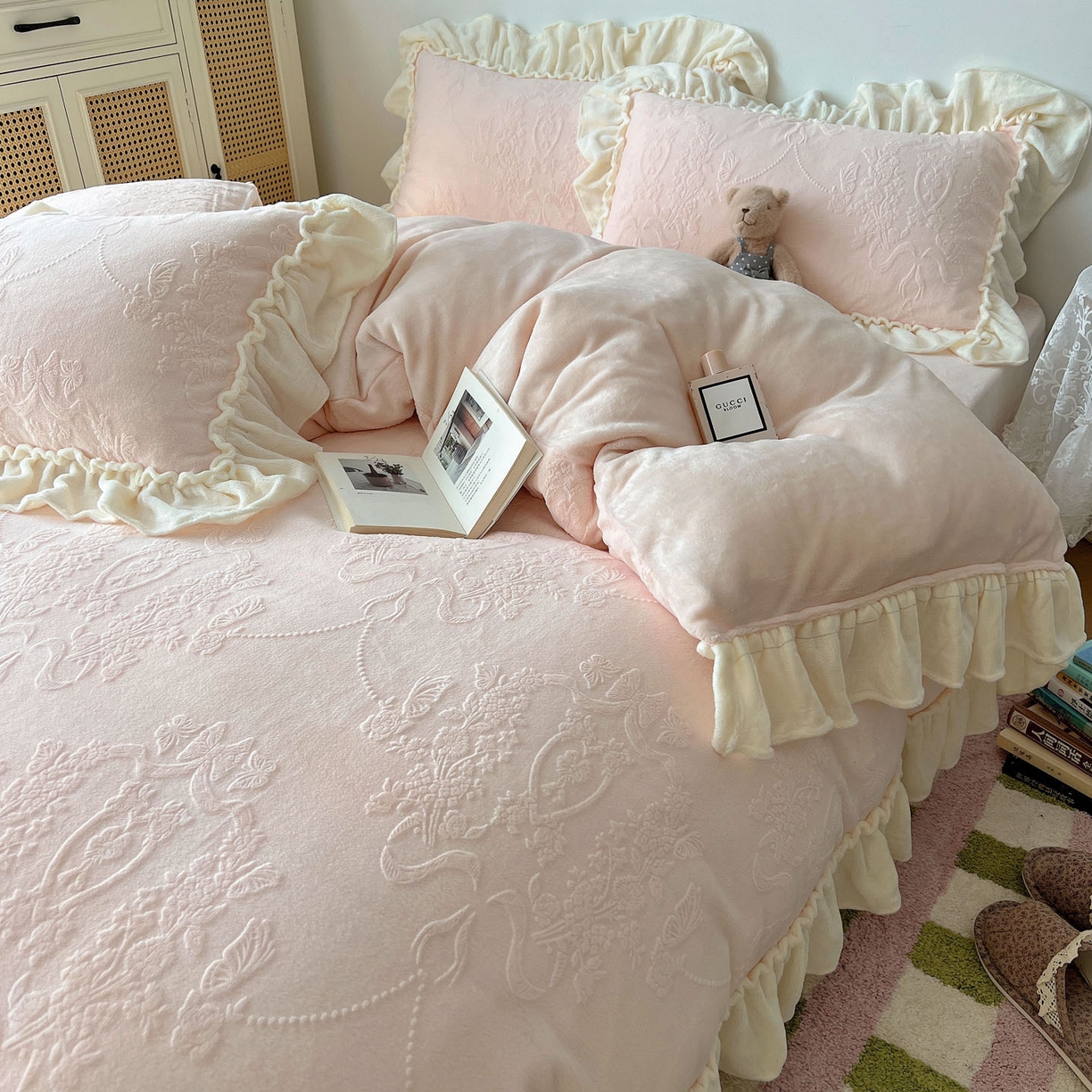 91家纺网 家纺一手货源 找家纺 六巷胡同 2025新款法式立体雕花南法庄园A类210g全消光牛奶绒四件套 南法庄园-粉
