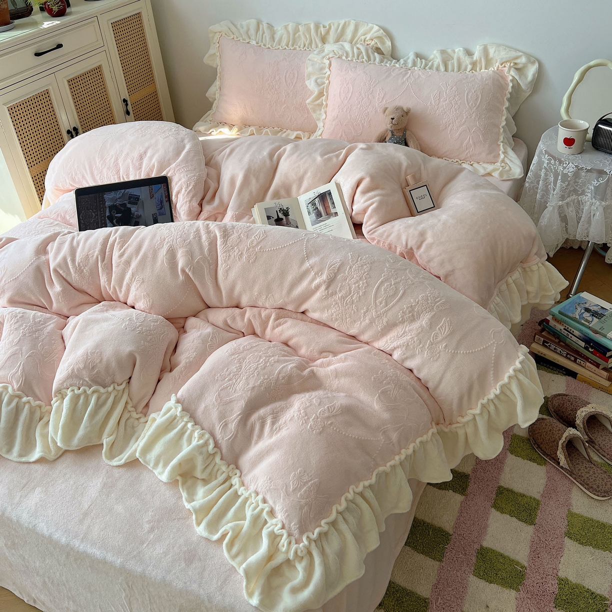 91家纺网 家纺一手货源 找家纺 六巷胡同 2025新款法式立体雕花南法庄园A类210g全消光牛奶绒四件套 南法庄园-粉