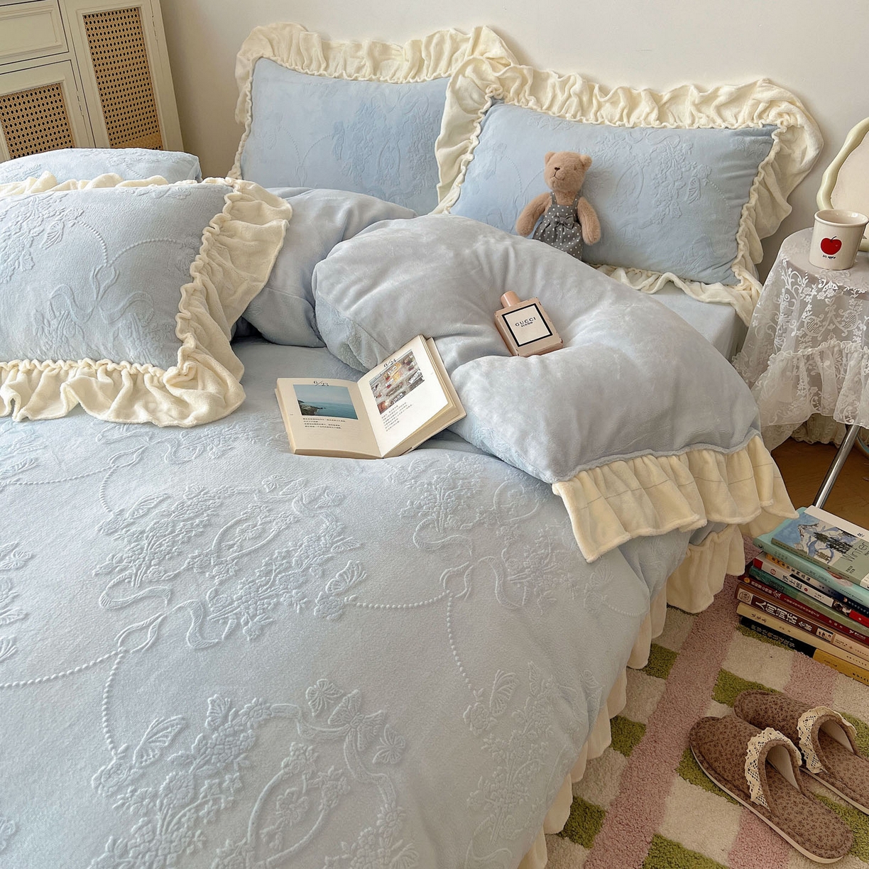 91家纺网 家纺一手货源 找家纺 六巷胡同 2025新款法式立体雕花南法庄园A类210g全消光牛奶绒四件套 南法庄园-蓝