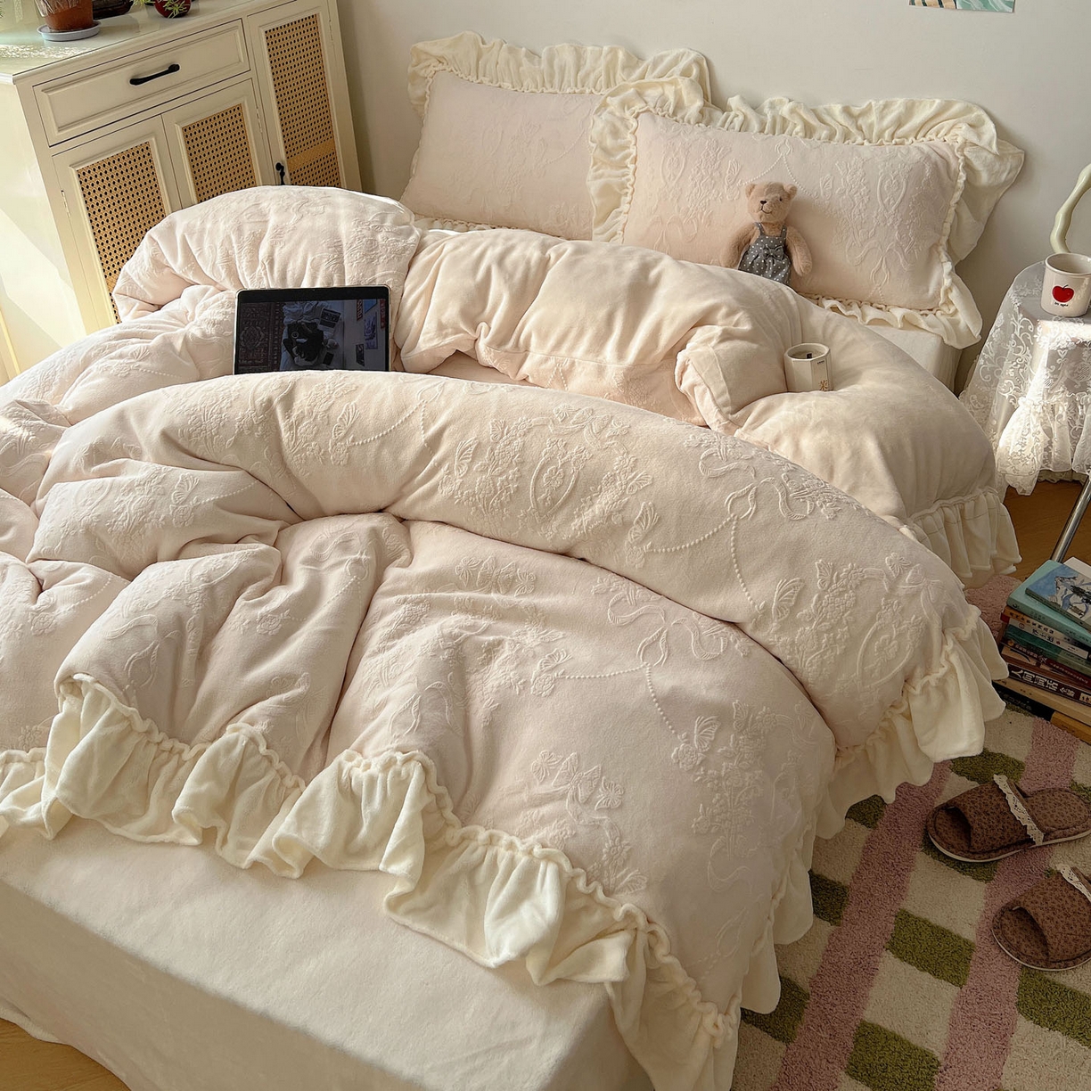 91家纺网 家纺一手货源 找家纺 六巷胡同 2025新款法式立体雕花南法庄园A类210g全消光牛奶绒四件套 南法庄园-白