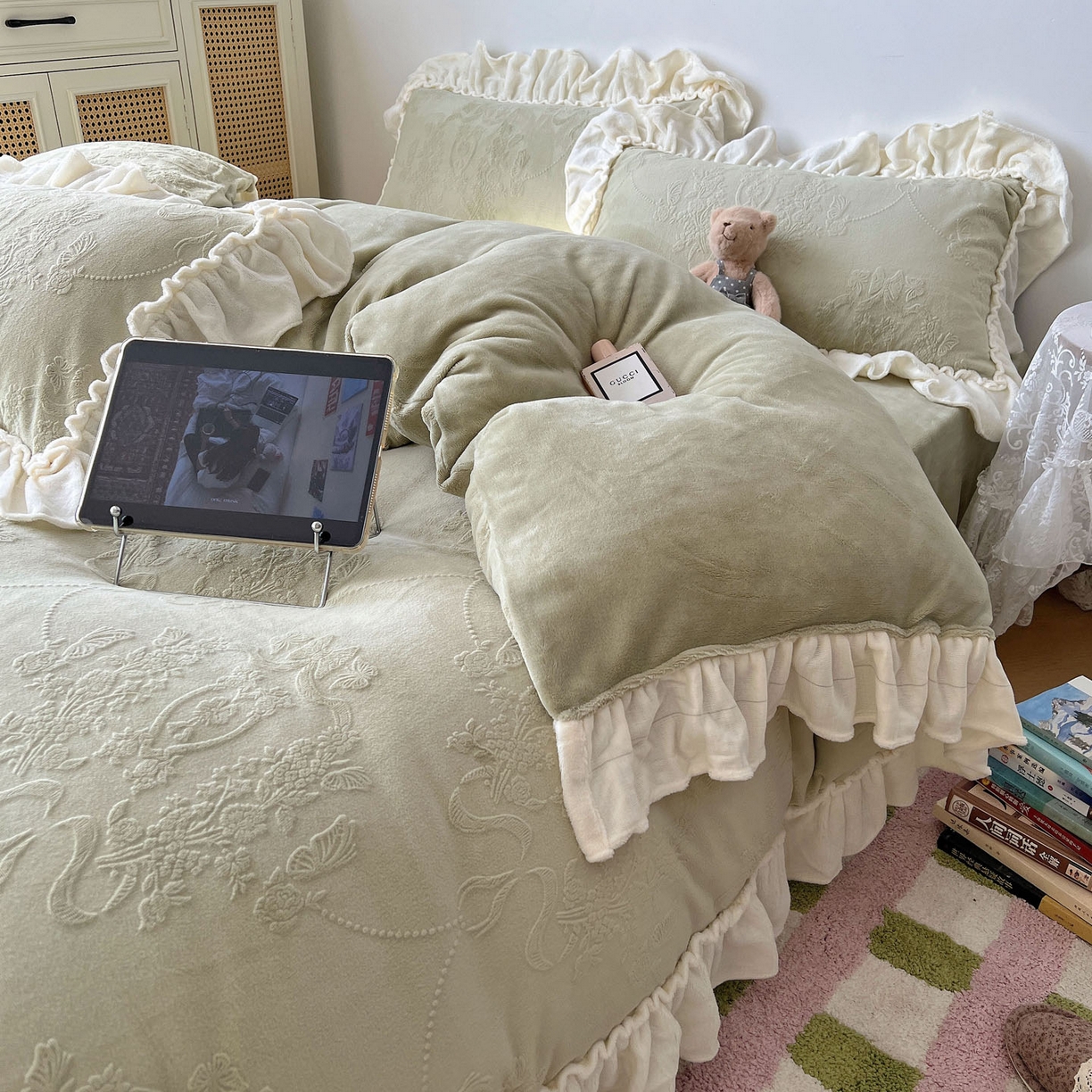 91家纺网 家纺一手货源 找家纺 六巷胡同 2025新款法式立体雕花南法庄园A类210g全消光牛奶绒四件套 南法庄园-绿