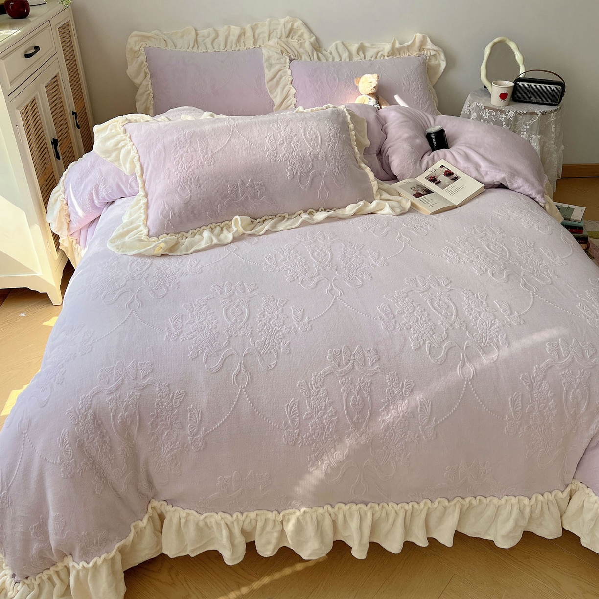 91家纺网 家纺一手货源 找家纺 六巷胡同 2025新款法式立体雕花南法庄园A类210g全消光牛奶绒四件套 南法庄园-紫