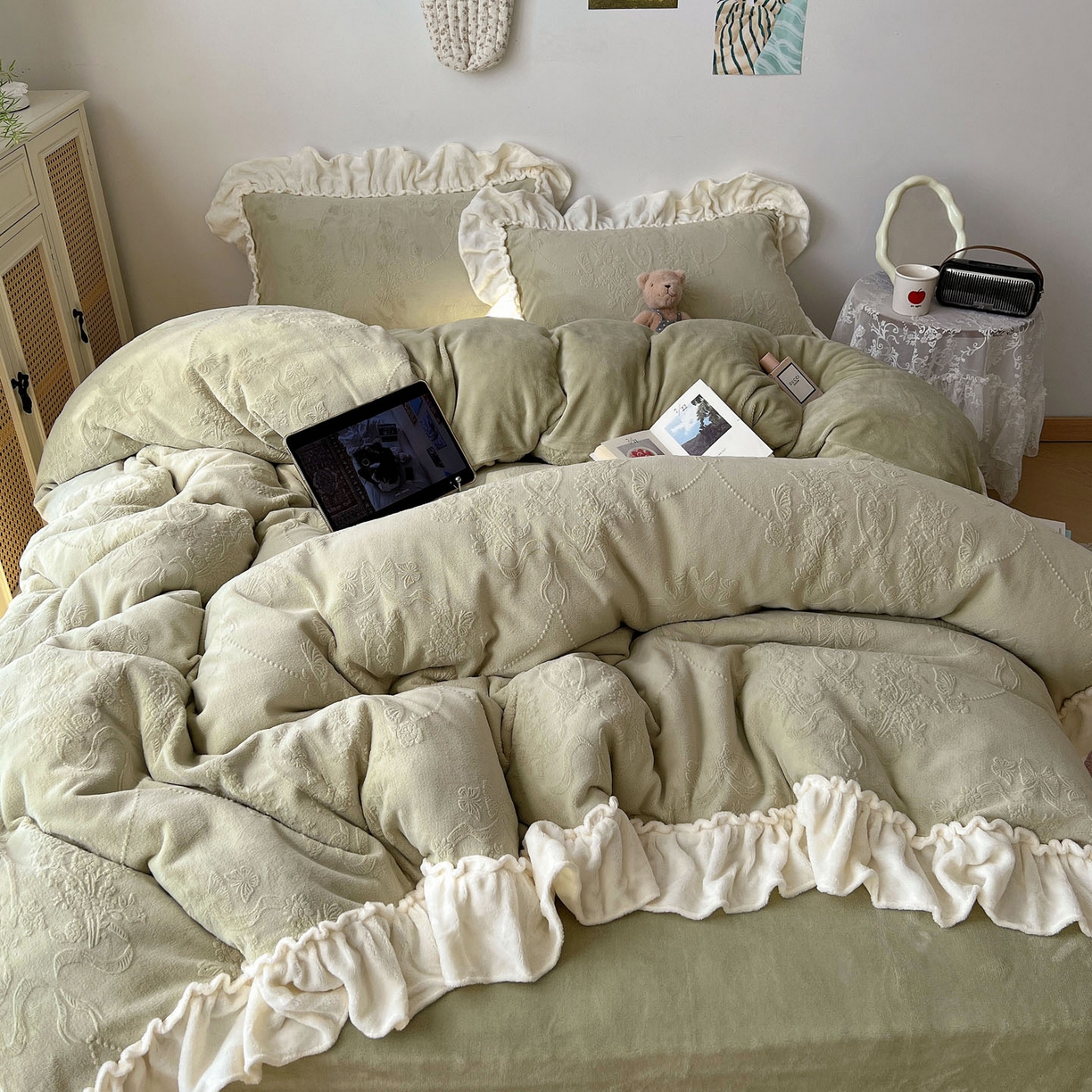 91家纺网 家纺一手货源 找家纺 六巷胡同 2025新款法式立体雕花南法庄园A类210g全消光牛奶绒四件套 南法庄园-绿