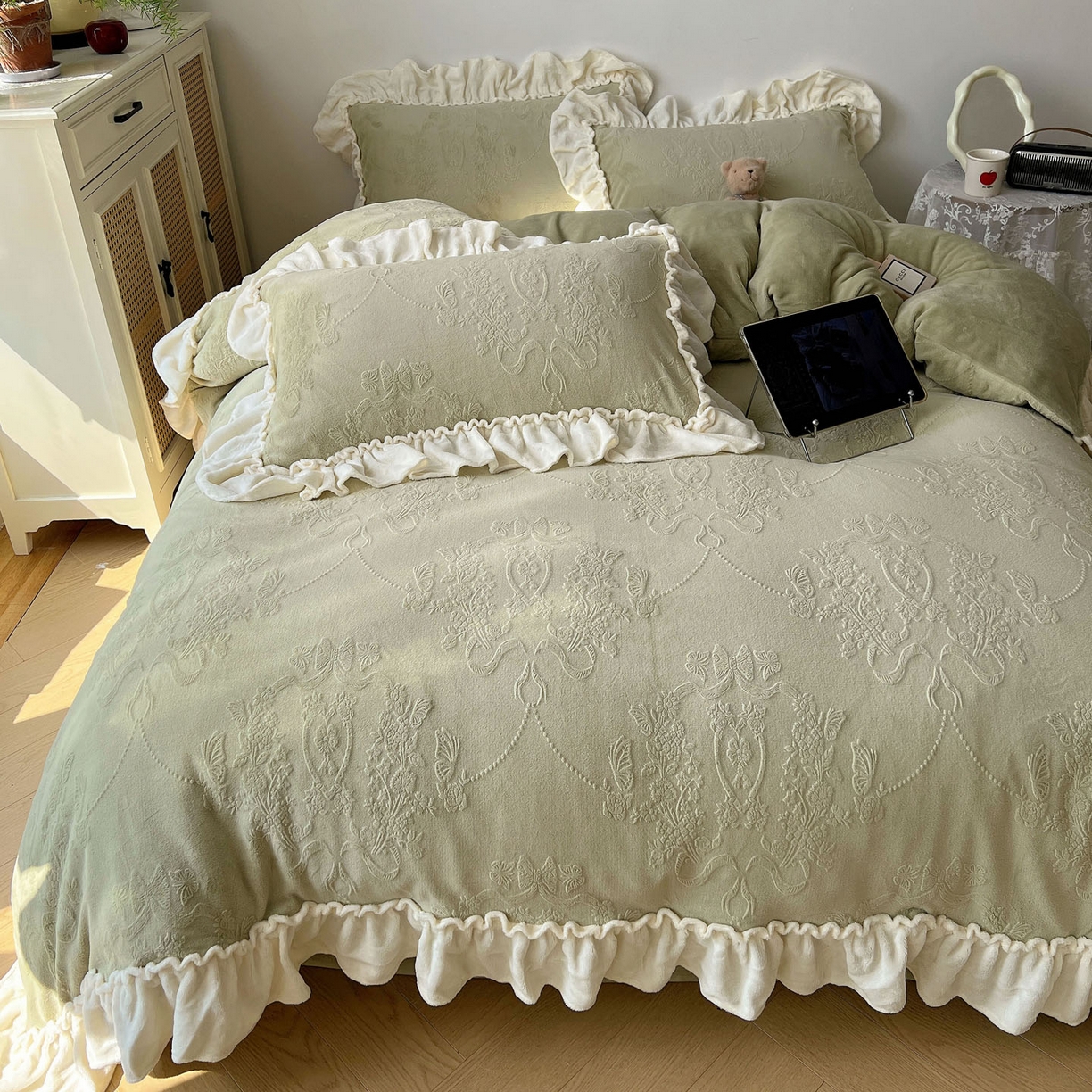 91家纺网 家纺一手货源 找家纺 六巷胡同 2025新款法式立体雕花南法庄园A类210g全消光牛奶绒四件套 南法庄园-绿