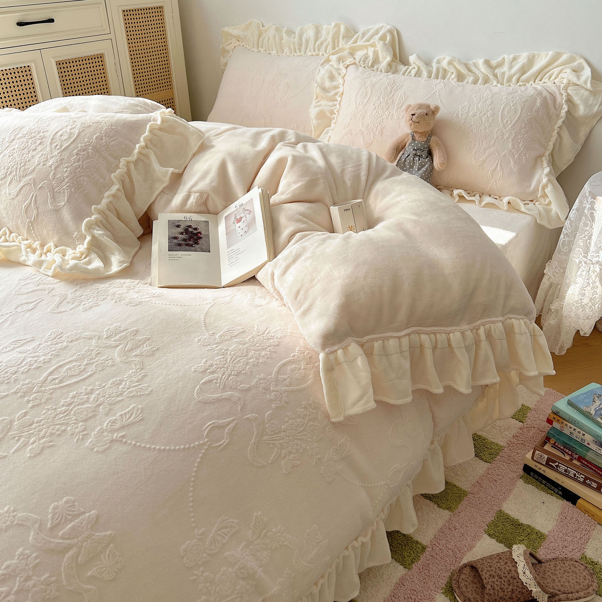 91家纺网 家纺一手货源 找家纺 六巷胡同 2025新款法式立体雕花南法庄园A类210g全消光牛奶绒四件套 南法庄园-白