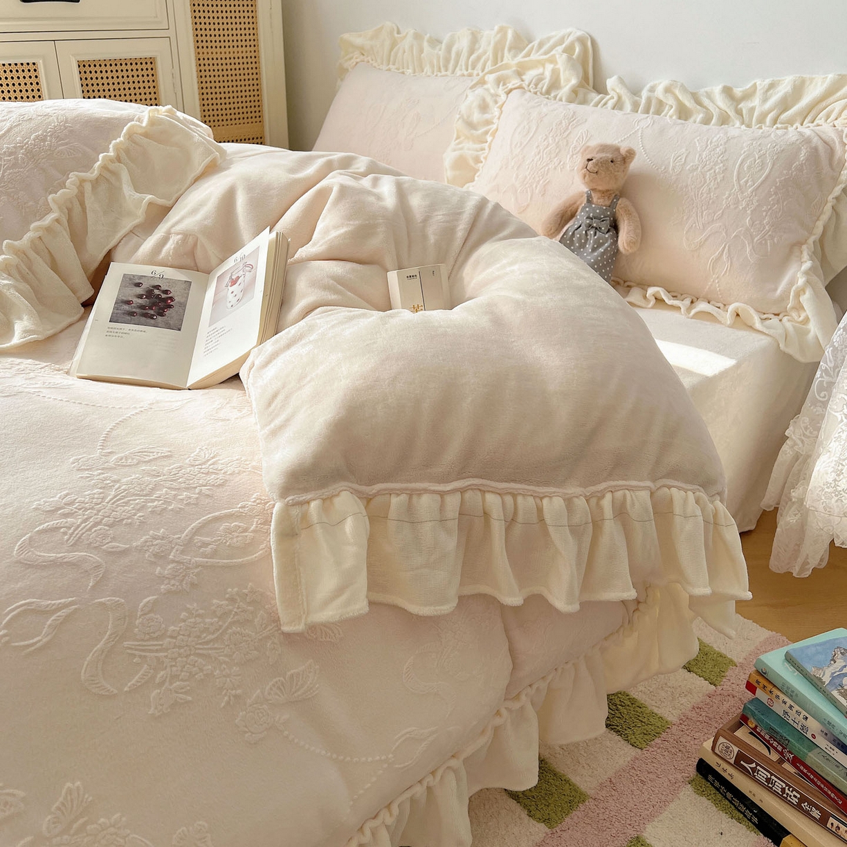 91家纺网 家纺一手货源 找家纺 六巷胡同 2025新款法式立体雕花南法庄园A类210g全消光牛奶绒四件套 南法庄园-白