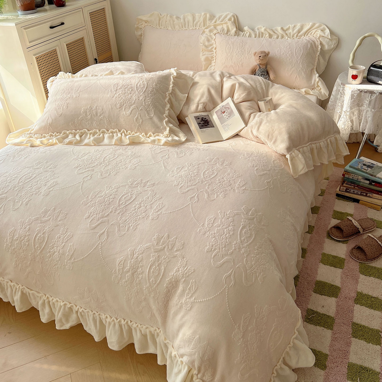 91家纺网 家纺一手货源 找家纺 六巷胡同 2025新款法式立体雕花南法庄园A类210g全消光牛奶绒四件套 南法庄园-白