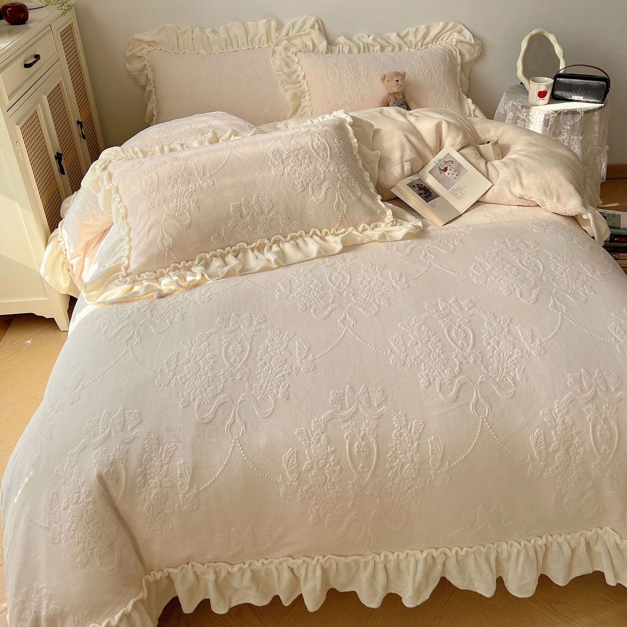 91家纺网 家纺一手货源 找家纺 六巷胡同 2025新款法式立体雕花南法庄园A类210g全消光牛奶绒四件套 南法庄园-白