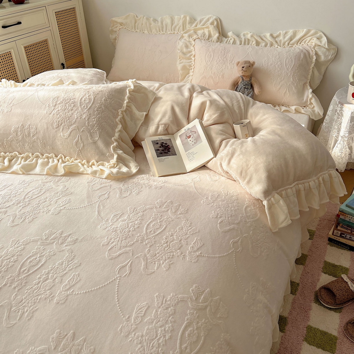 91家纺网 家纺一手货源 找家纺 六巷胡同 2025新款法式立体雕花南法庄园A类210g全消光牛奶绒四件套 南法庄园-白
