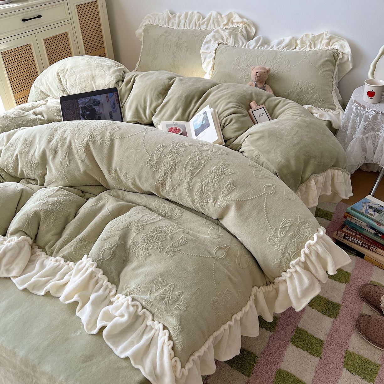 91家纺网 家纺一手货源 找家纺 六巷胡同 2025新款法式立体雕花南法庄园A类210g全消光牛奶绒四件套 南法庄园-绿