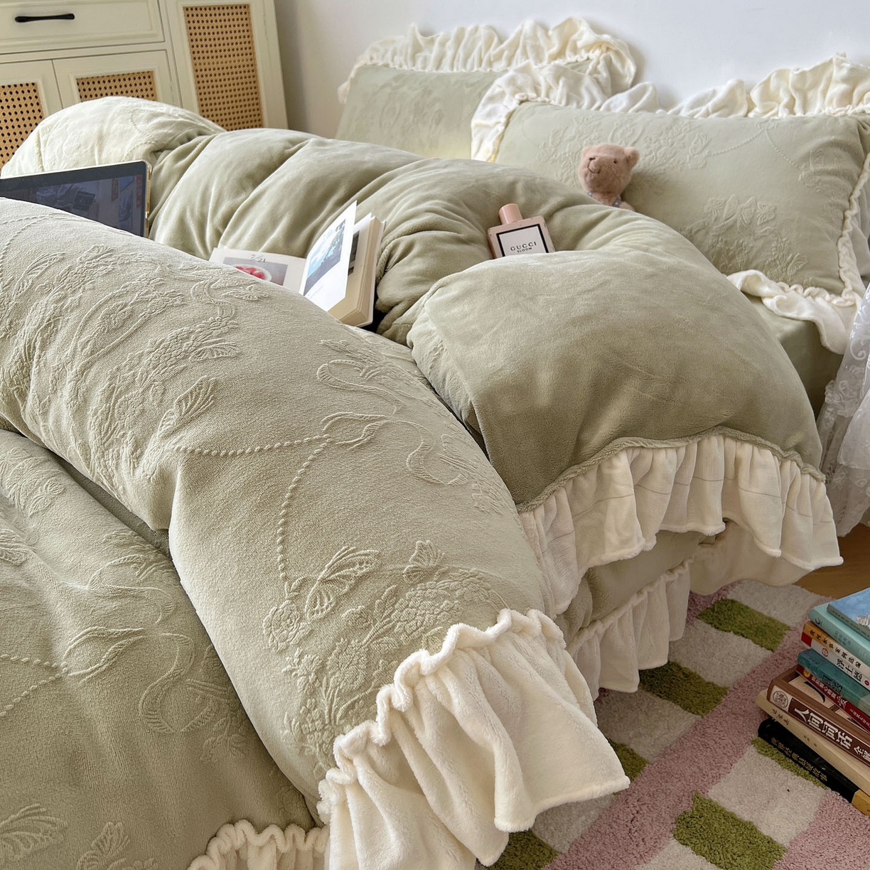 91家纺网 家纺一手货源 找家纺 六巷胡同 2025新款法式立体雕花南法庄园A类210g全消光牛奶绒四件套 南法庄园-绿