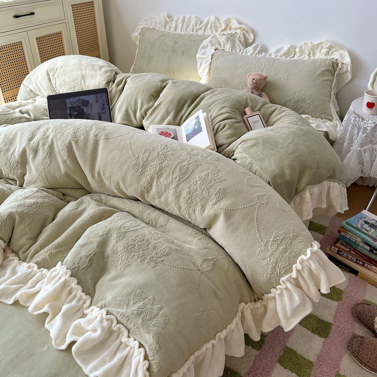 91家纺网 家纺一手货源 找家纺 六巷胡同 2025新款法式立体雕花南法庄园A类210g全消光牛奶绒四件套 南法庄园-绿