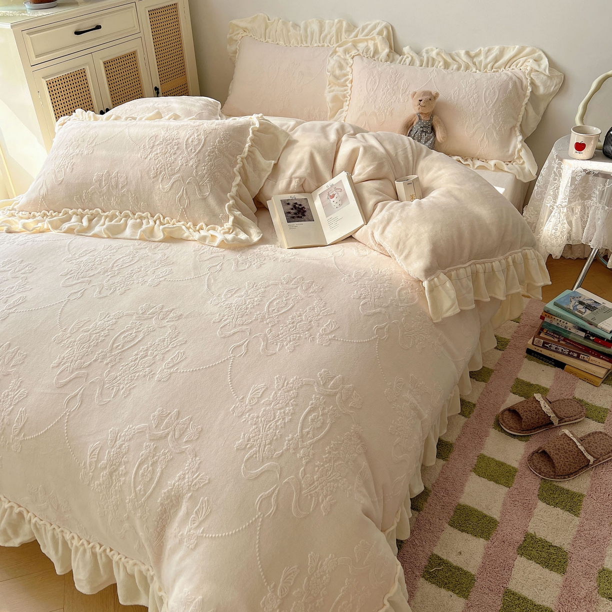 91家纺网 家纺一手货源 找家纺 六巷胡同 2025新款法式立体雕花南法庄园A类210g全消光牛奶绒四件套 南法庄园-白