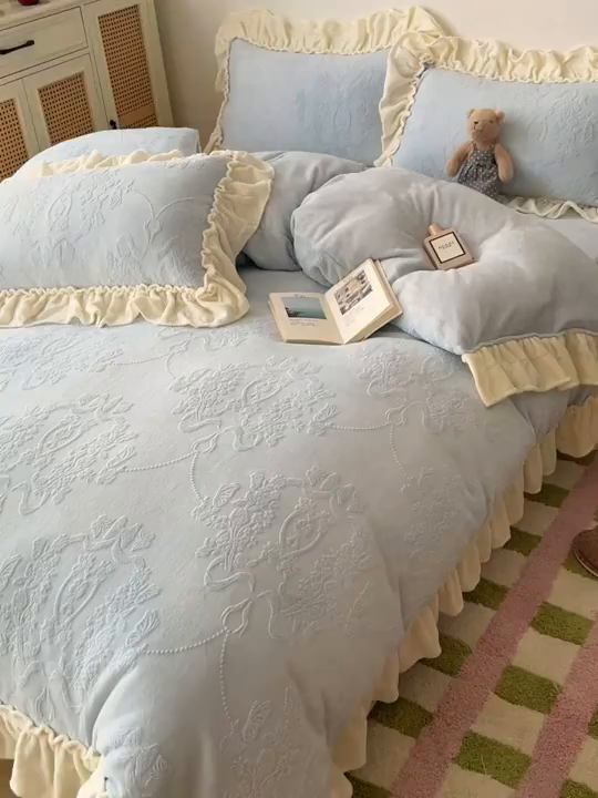 91家纺网 家纺一手货源 找家纺 六巷胡同 2025新款法式立体雕花南法庄园A类210g全消光牛奶绒四件套 南法庄园-蓝