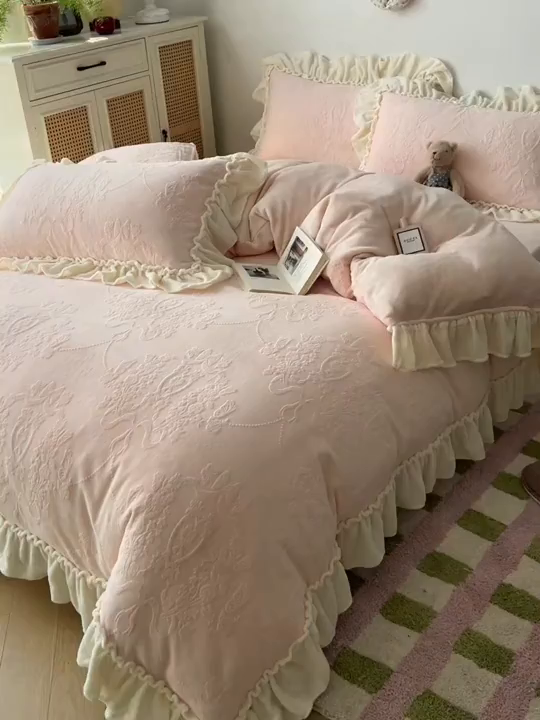 91家纺网 家纺一手货源 找家纺 六巷胡同 2025新款法式立体雕花南法庄园A类210g全消光牛奶绒四件套 南法庄园-粉