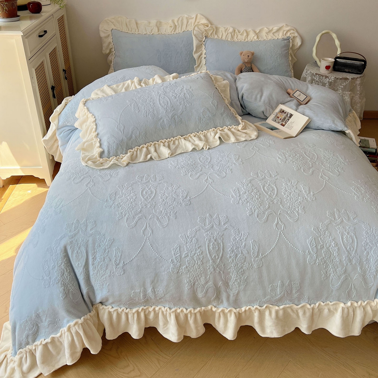 91家纺网 家纺一手货源 找家纺 六巷胡同 2025新款法式立体雕花南法庄园A类210g全消光牛奶绒四件套 南法庄园-蓝