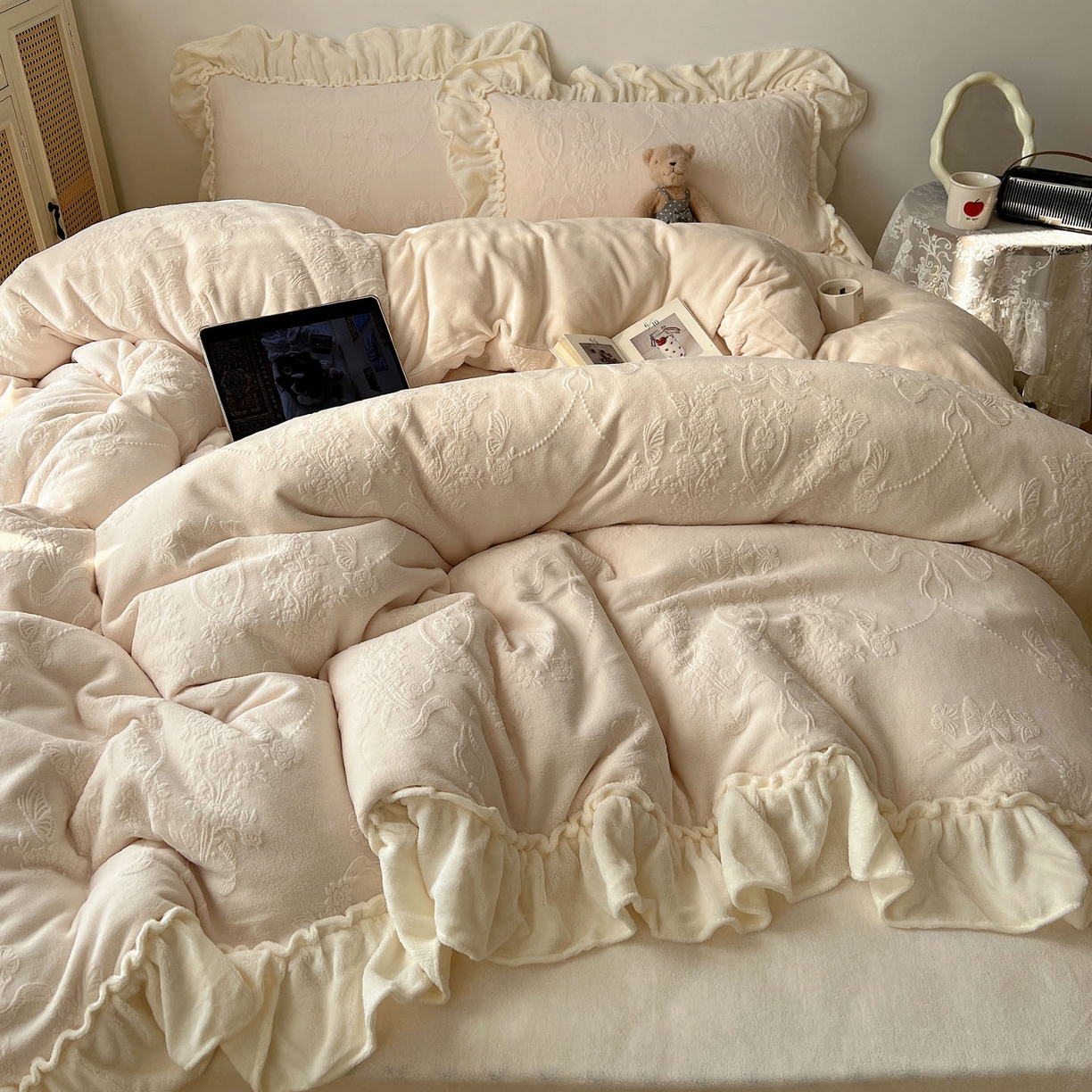 91家纺网 家纺一手货源 找家纺 六巷胡同 2025新款法式立体雕花南法庄园A类210g全消光牛奶绒四件套 南法庄园-白