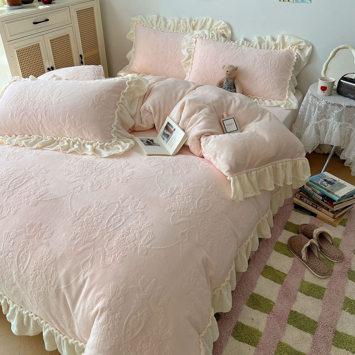 91家纺网 家纺一手货源 找家纺 六巷胡同 2025新款法式立体雕花南法庄园A类210g全消光牛奶绒四件套 南法庄园-粉