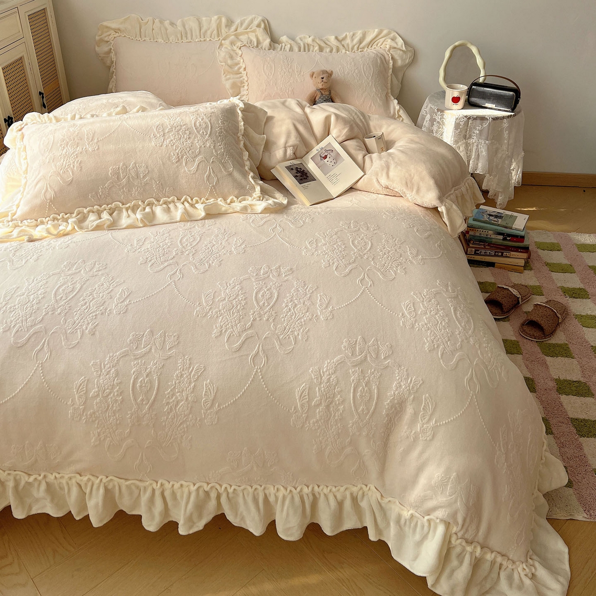 91家纺网 家纺一手货源 找家纺 六巷胡同 2025新款法式立体雕花南法庄园A类210g全消光牛奶绒四件套 南法庄园-白