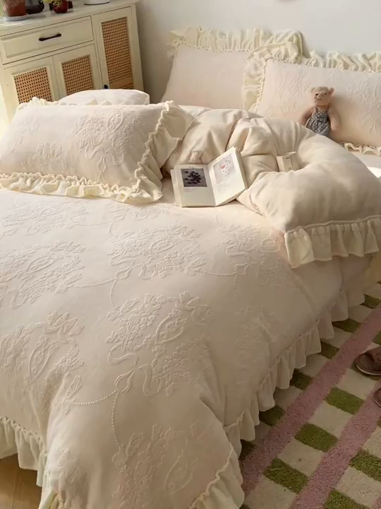 91家纺网 家纺一手货源 找家纺 六巷胡同 2025新款法式立体雕花南法庄园A类210g全消光牛奶绒四件套 南法庄园-白