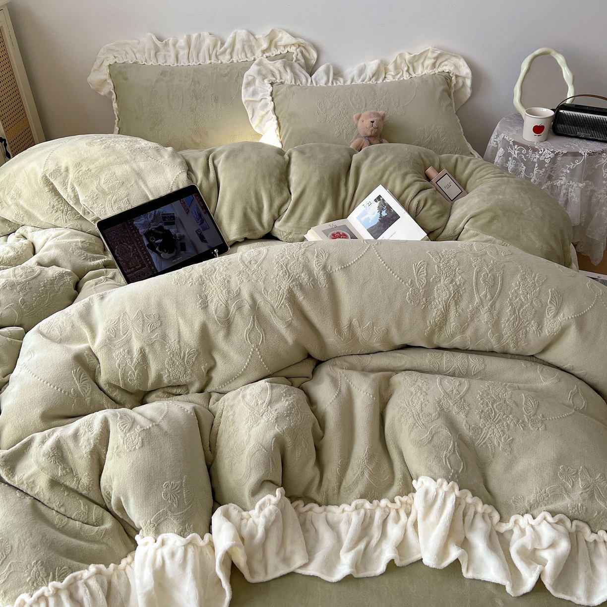 91家纺网 家纺一手货源 找家纺 六巷胡同 2025新款法式立体雕花南法庄园A类210g全消光牛奶绒四件套 南法庄园-绿