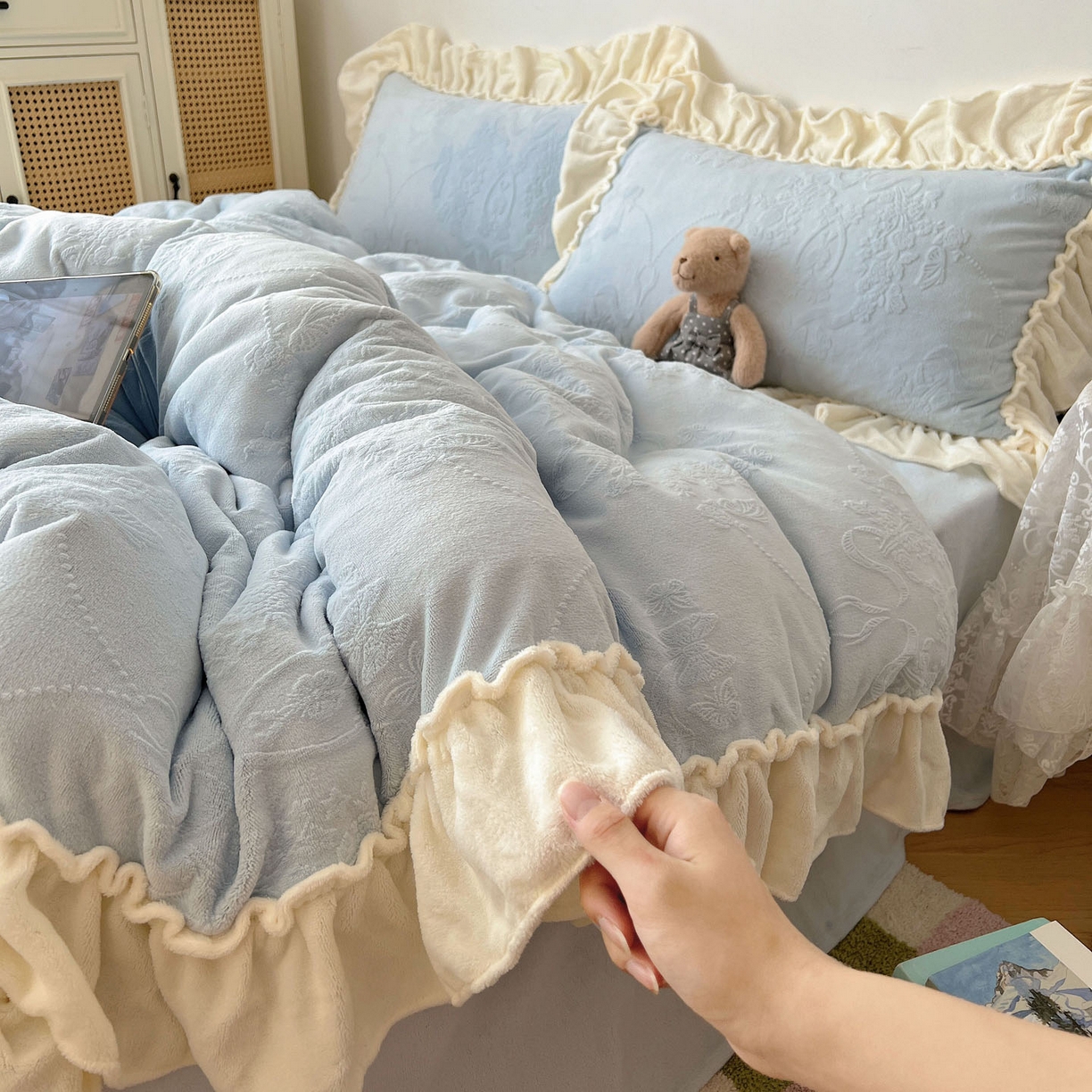 91家纺网 家纺一手货源 找家纺 六巷胡同 2025新款法式立体雕花南法庄园A类210g全消光牛奶绒四件套 南法庄园-蓝