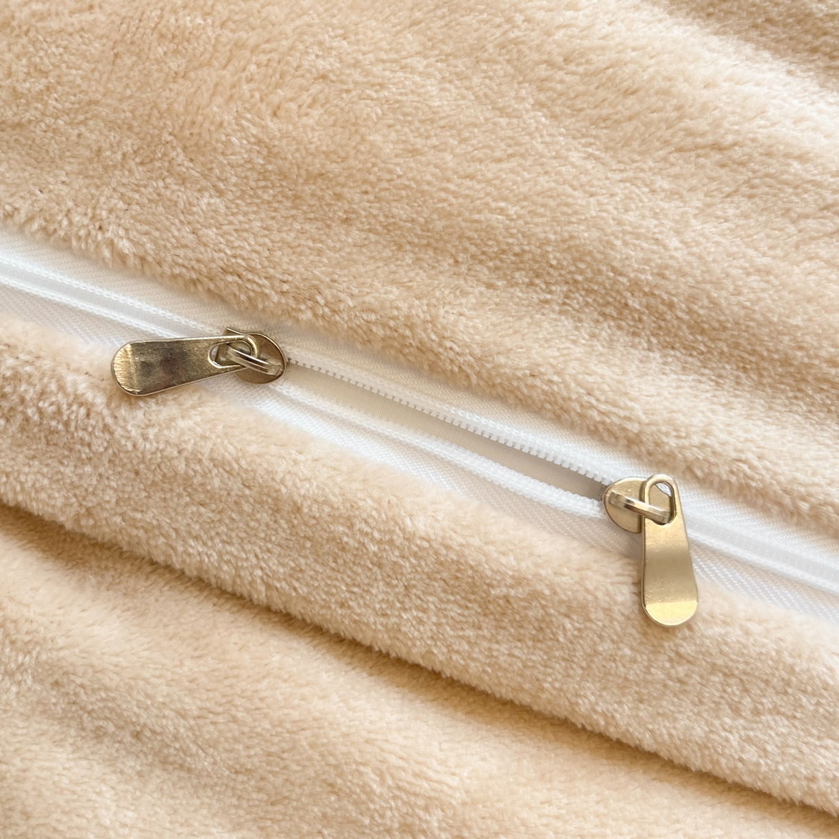 91家纺网 家纺一手货源 找家纺 （总）绘萱家居 2025新款高克重雕花雕印纯色牛奶绒四件套双拼法莱绒珊瑚绒