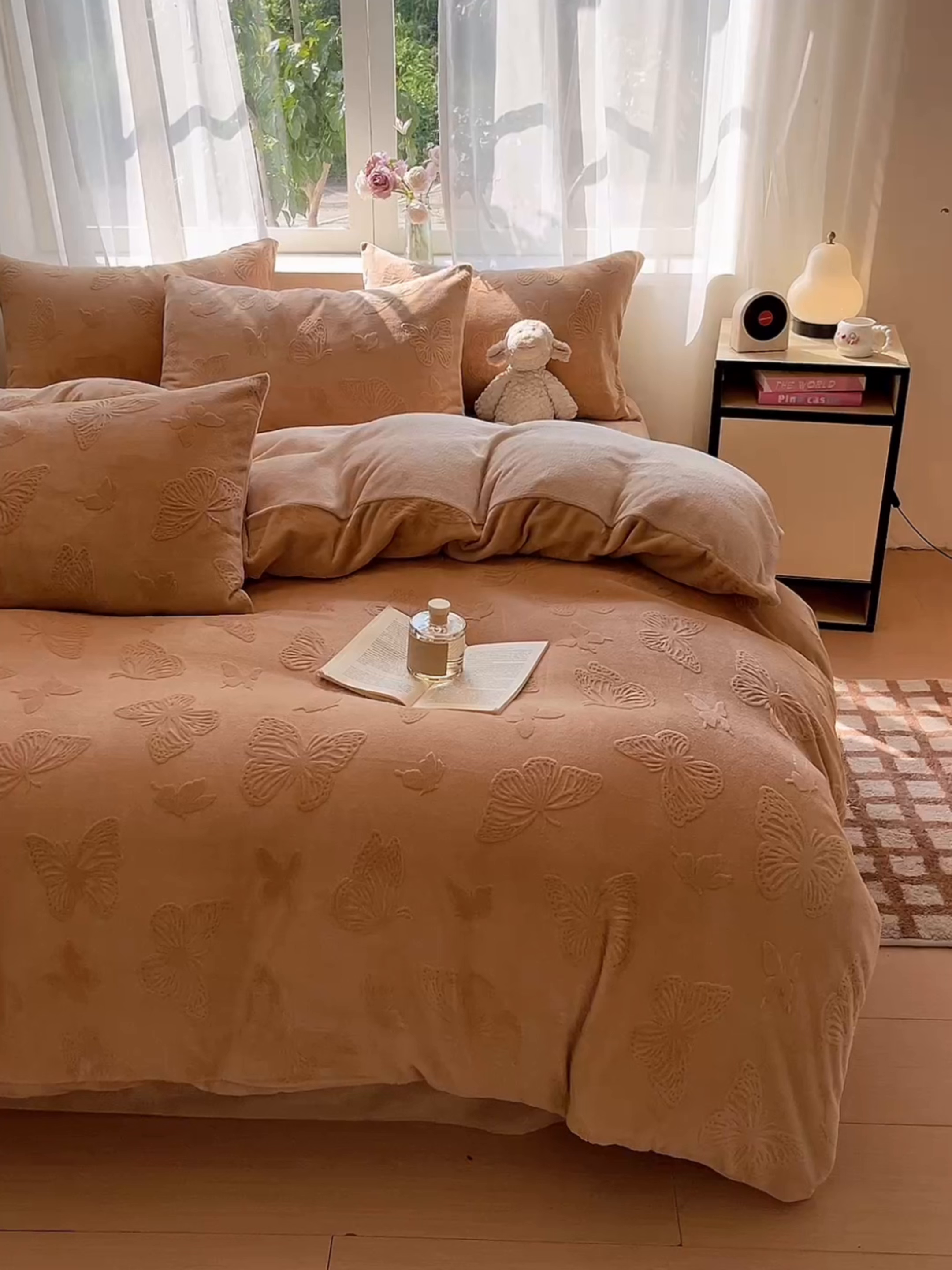 91家纺网 家纺一手货源 找家纺 （总）绘萱家居 2025新款高克重雕花雕印纯色牛奶绒四件套双拼法莱绒珊瑚绒