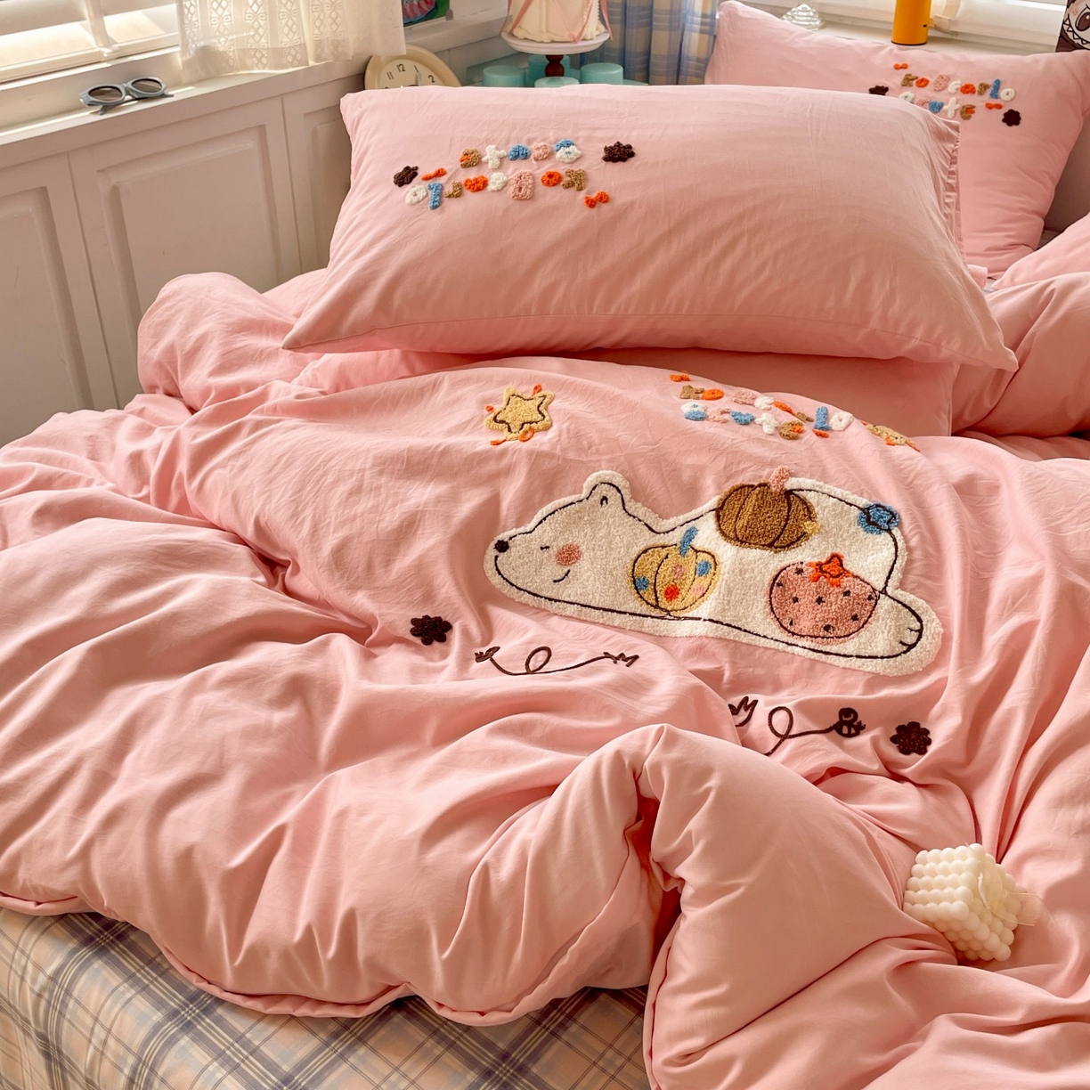 91家纺网 家纺一手货源 找家纺 凯洛奇 2025新款趴趴熊毛巾绣四件套（提供买家秀） 趴趴熊-粉嘟嘟